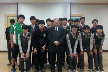 Лекция на посланик Петър Андонов пред учениците от Joondong Middle School в Сеул